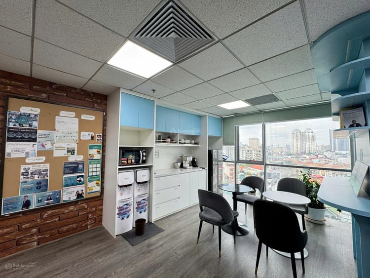 Tòa Việt Á, 9 Duy Tân - cho thuê văn phòng 300m2, 7 tầng, 2 toilet, hướng Đông 